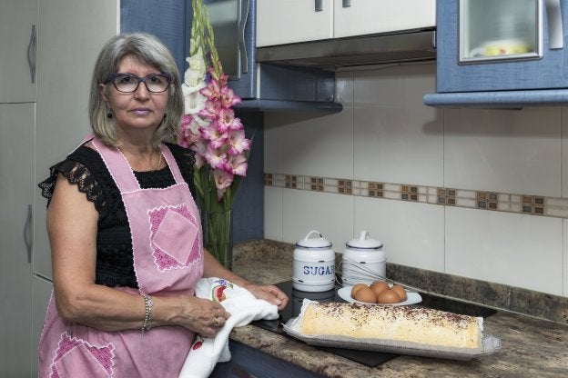Mila Olarte muestra un brazo de gitano en la cocina de su casa en Alberite. ::/Pilar Hidalgo