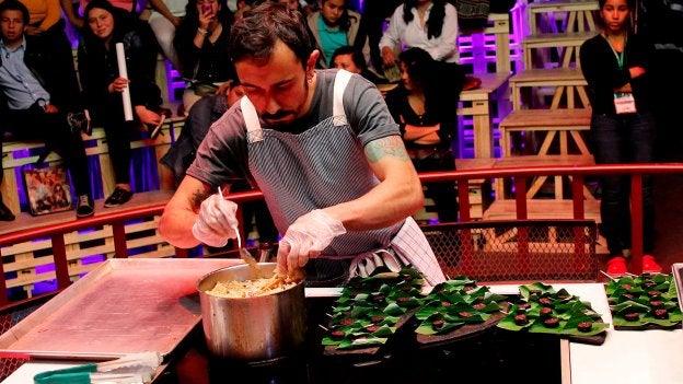 Uno de los participantes en esta acción que permite reconocer la gastronomía en la literatura de Gabriel García Márquez.