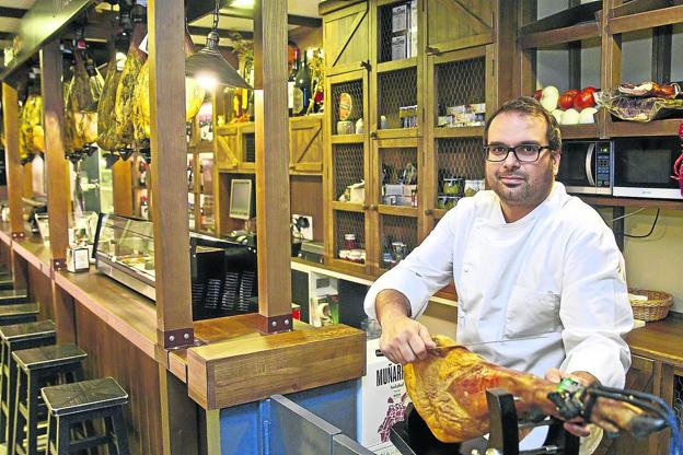 José Vioque recibe a los visitantes de la Abuela Encarna detrás de su nueva barra, más clásica en una apuesta por los arroces y embutidos de referencia nacional. ::