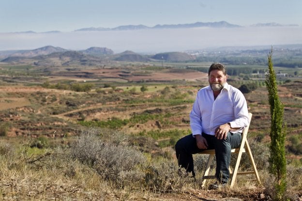 Juan Carlos Sancha, desde el Cerro La Isa, donde se observa Peña El Gato y las brumas sobre el río Ebro. ::