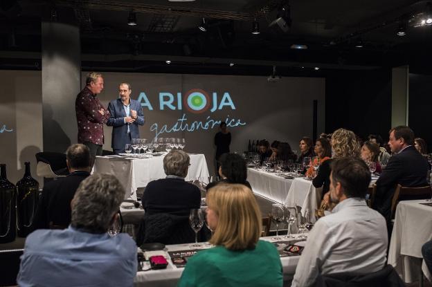 Óscar Briñas y el Educador en vinos, en el hotel Omm de Barcelona. :: l.r.
/