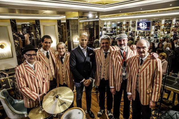 David Houngbeme, con los miembros de Dixiemulando, durante la celebración. :: justo rodríguez/