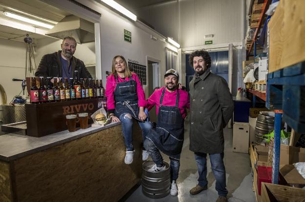 Félix, Chus, Diego y Daniel, en el interior de esta fábrica de cervezas. ::/Justo Rodriguez