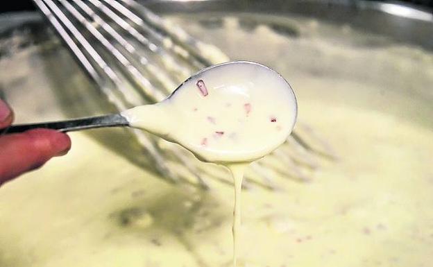 La elaboración de la masa o bechamel.