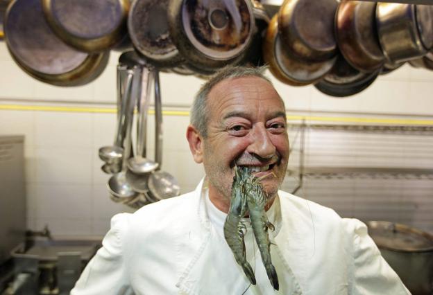 'La alegría de cocinar', de Karlos Arguiñano, ha vuelta a ser la referencia navideña en cuanto a literatura gastronómica. :: / AFP Lobo Altuna