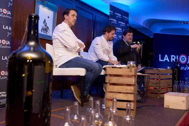 Francis Paniego, Javi Estévez y Mikel Zeberio protagonizaron la 'Conversación en torno a la Gastronomía' que se celebró el año pasado en Madrid. :: /L.R.C.