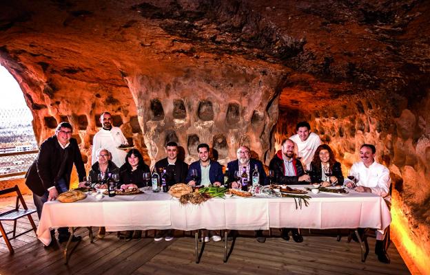 En la Cueva de los Cien Pilares, el alcalde de Arnedo Javier García, cocineros y miembros de la Asociación del Casco Antiguo celebran una comida típica arnedana, con el ajo y los huevos asados como grandes protagonistas. /Justo Rodriguez