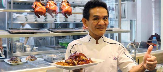 El chef Chan acaba de conseguir tres estrellas por la Guía Michelin. :: Agencias
/