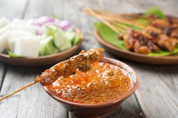 El pollo satay es jugoso, divertido de comer y caracterizado por el especial sabor de los cacahuetes. :: /L.R.