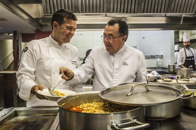Marcos y Pedro Morán, en la cocina de Casa Gerardo, en Prendes, y ante sus monumentales fabes, una referencia de la cocina contemporánea española. :: JUSTO RODRÍGUEZ/