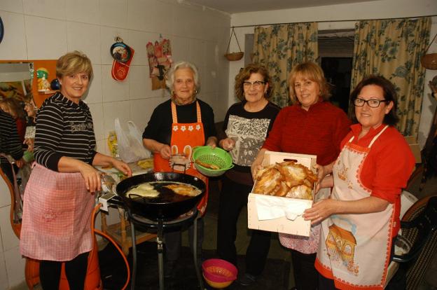 Mujeres de El Villar de Arnedo cocinando 'hojarascas' el pasado miércoles. /Sanda Sáinz