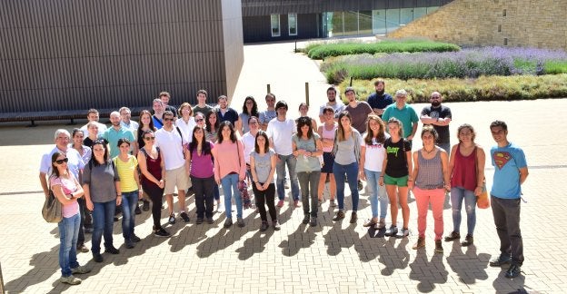 Coordinador y estudiantes que han participado en las jornadas de Redvitis celebradas en el Instituto de Ciencias de la Vid y el Vino. :: M.h.