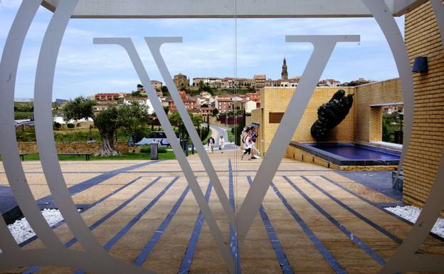 Museo Vivanco, Museo de la Cultura del Vino, con motivo del Día Internacional de los Museos. Al fondo, la villa de Briones