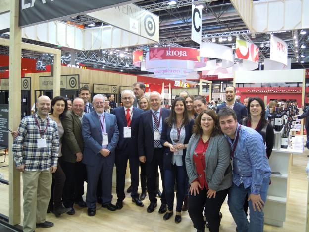 Ceniceros, con otras autoridades y un grupo de bodegueros en el stand de La Rioja en Prowein. /Alberto Gil