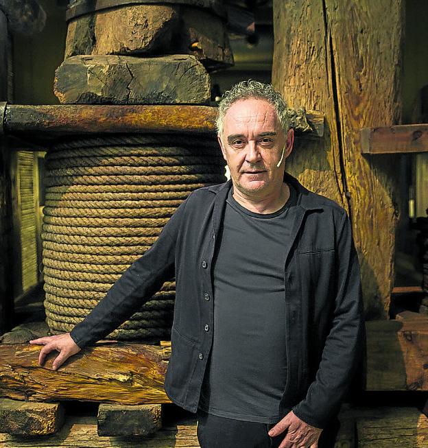 Ferran Adrià posa junto a una prensa de Vivanco. :: JUSTO RODRÍGUEZ/