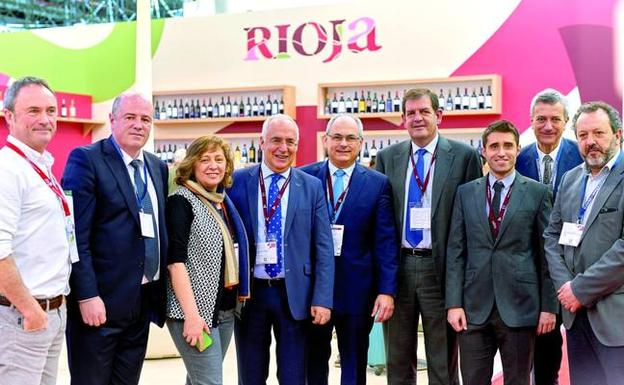 JuanManuel Intxaurrandieta;Bittor Oroz, viceconsejero vasco; Isabel Elizalde, consejera Navarra; José Ignacio Ceniceros, presidente riojano; JoséLuis Lapuente, director general del Consejo Regulador; Íñigo Nagore, consejero riojano; Daniel del Río; Peli Manterola y Mario Michel, Gobierno Vasco. :: /C.R.