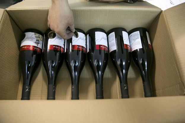 Botellas de vino con sus etiquetas. :: Reuters/