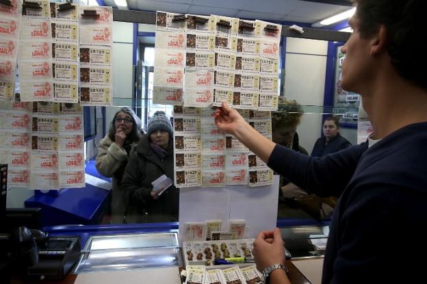 Las filas de compradores regresaron ayer (y volverán hoy) a las administraciones de lotería de La Rioja. :: juan marín/