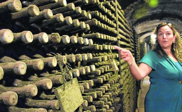 Myriam Ruiz muestra las botellas históricas de la marca '200 Monges'.