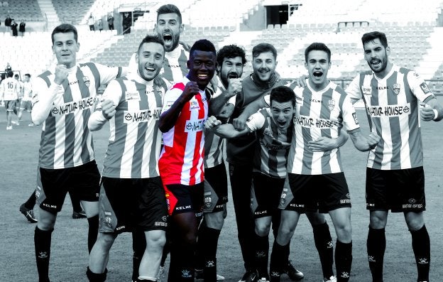 Mohamed Coulibaly festeja su gol al Real Unión de Irún junto a sus compañeros. ::