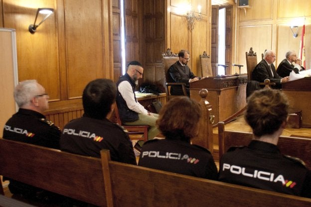 David Oubel, en un momento de la vista judicial ayer en la Audiencia de Pontevedra. :: s. sas /efe