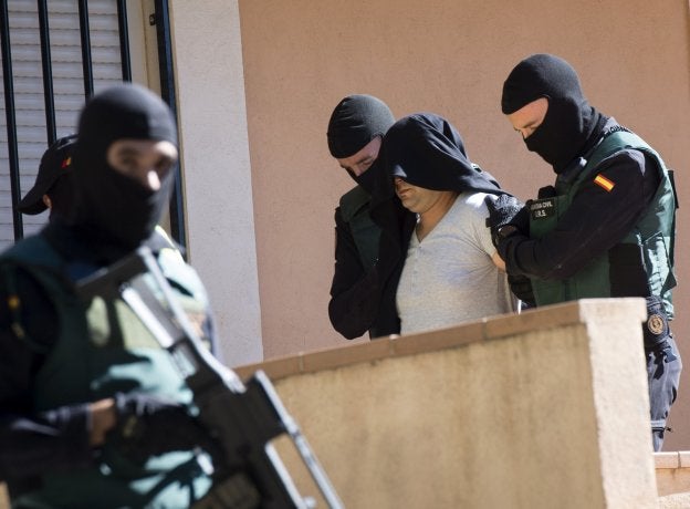 La Guardia Civil traslada al detenido ayer en Collado Mediano (Madrid). :: Luca Piergiovanni/EFE