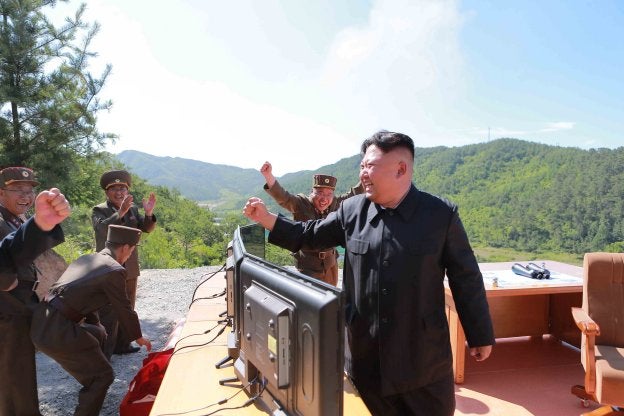 Euforia. Kim Jong-un, jaleado por el cortejo que lo acompaña de manera habitual después de la nueva prueba balística. :: reuters