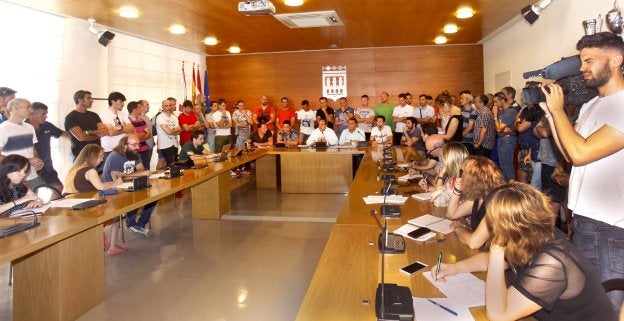 Policías locales en la rueda de prensa que ofrecieron los sindicatos UGT, SPPME y CCOO el pasado martes. :: jonathan herreros