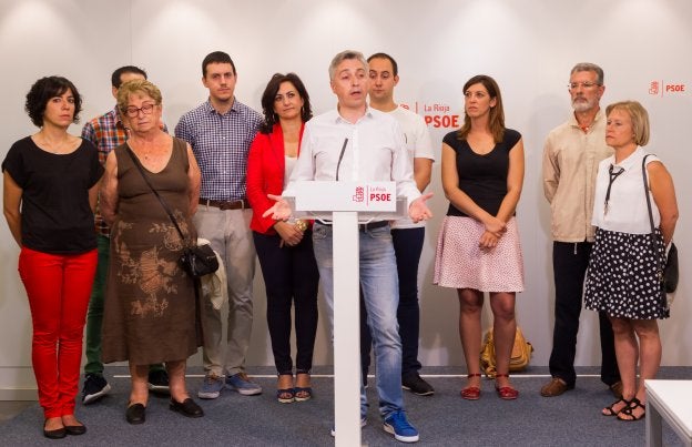 Ocón, durante la presentación de los objetivos de su candidatura, rodeado de parte de su equipo. :: fernando díaz