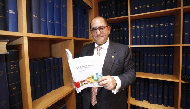 Basilio Ramírez, en la hemeroteca de Diario LA RIOJA con su libro. :: jONATHAN HERREROS
