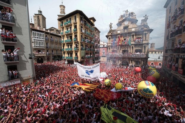 Estampa que ayer a mediodía ofrecía la plaza consistorial de Pamplona en el arranque de las fiestas de San Fermín. :: afp