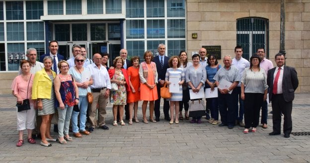 Responsables de Ibercaja con representantes de las entidades sociales beneficiarias de los convenios. :: miguel herreros