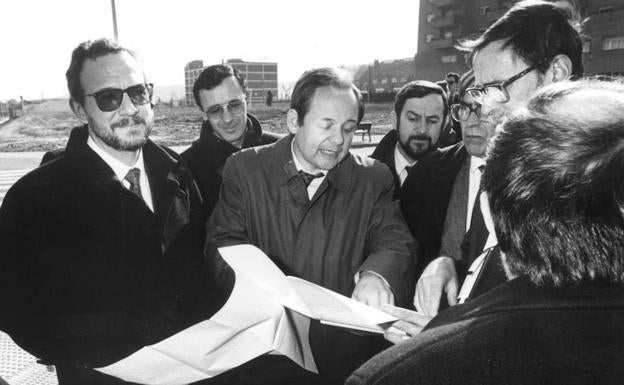 Luis Español muestra los planos de ubicación del primer edificio de la UR en 1992, acompañado por Paco Rosa y Pedro Campos, entre otros.