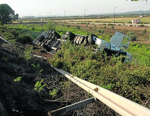 Estado en el que quedó el camión después del accidente. :: s.s.j.
