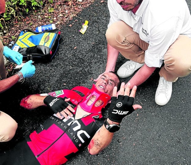 Richie Porte sufrió ayer una caída terrible y tras ser atendido en el asfalto fue trasladado al hospital. :: reuters