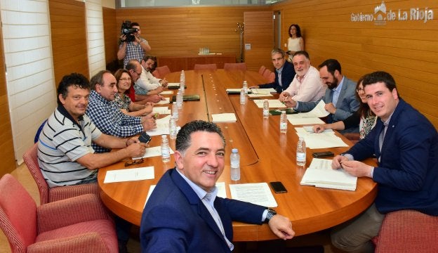 Reunión del Consejo Riojano de Pequeños Municipios, ayer en Logroño. :: miguel herreros