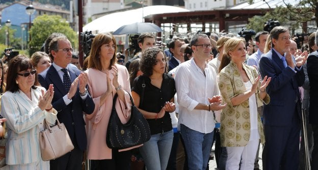 Dirigentes de PSOE, PP, Podemos, EH Bildu y PNV aplauden durante el homenaje a Miguel Ángel Blanco en Ermua. :: LUIS TEJIDO / efe