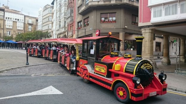 El tren turístico de Haro sale de la plaza de la Paz iniciando uno de los recorridos en una edición anterior. :: D.M.A.