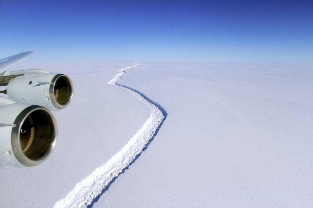 Vista aérea de la grieta de la barrera de hielo Larsen C en noviembre pasado. :: nASA