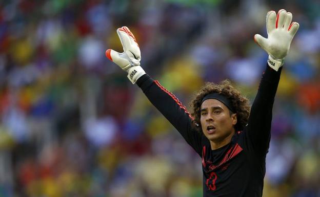 Guillermo Ochoa durante un partido con la selección mexicana.