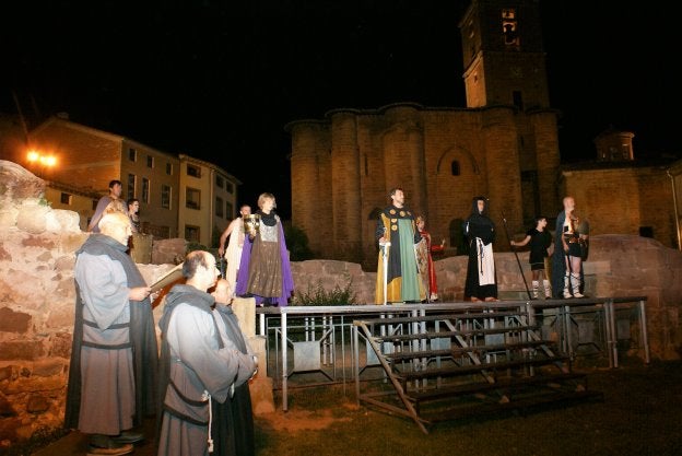 Ensayo de la escena la noche del miércoles, a falta de la iluminación y otros detalles. :: F. D.