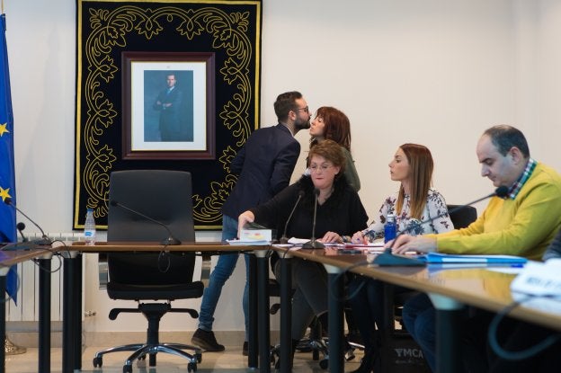 El edil Juan Pedro Martínez (con jersey mostaza), en el pleno en que el tripartito derrocó al PP. tercero