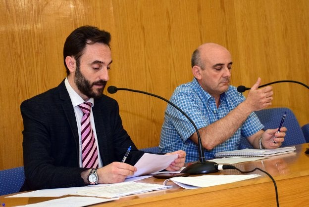 Roberto Igea y Eduardo Guerra, durante la asamblea. :: m. herreros