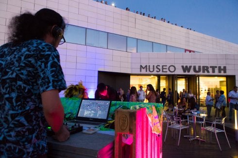 Un dj durante una sesión en el Museo Würth. :: sonia tercero