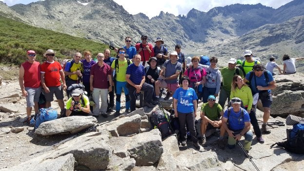 Los montañeros de Toloño posan en Sierra de Gredos. :: A.D. TOLOÑO