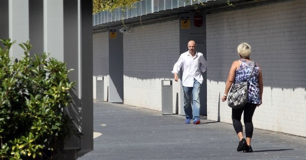 El comisario jefe deja el Palacio de Justicia después de haber declarado durante cerca de dos horas. :: justo rodríguez