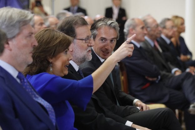 Rajoy ayer en un acto en la Moncloa, entre la vicepresidenta y el ministro de Fomento. :: EFE