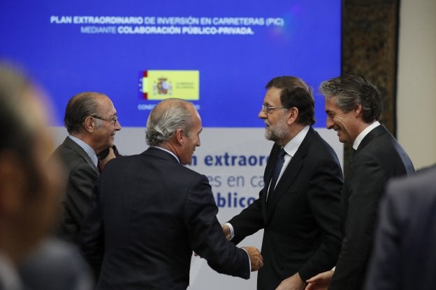 El presidente del Gobierno, Mariano Rajoy, y el ministro de Fomento, Íñigo de la Serna (d), llegan a la presentación del Plan :: efe