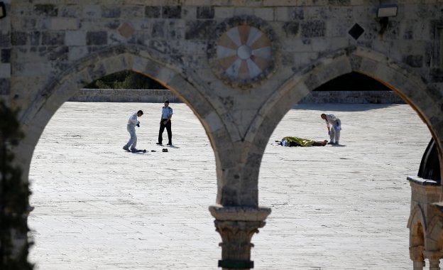 Forenses israelíes investigan el tiroteo en la Explanada de las Mezquitas de Jerusalén. :: amar awad / reuters