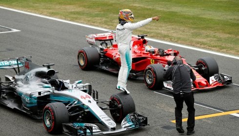 El piloto británico Lewis Hamilton celebra la 'pole' lograda ayer en Silverstone. :: Andrew Boyers / REUTERS
